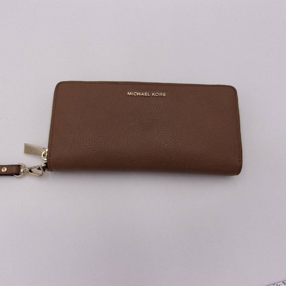 Michael Kors Large zip wallet